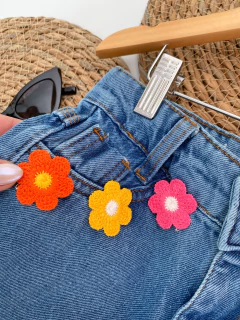 Short jeans mini florzinha crochê na internet