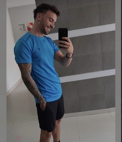 Remera Resistence en internet