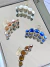 Broche piedritas