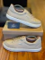 (ORIGINAL) Sabatelly - NAPA TARTUFO/OFF BEGE / SOLADO OFF WHITE (Bico camurça);
