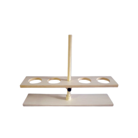 Suporte de madeira para quatro funis com haste e base.