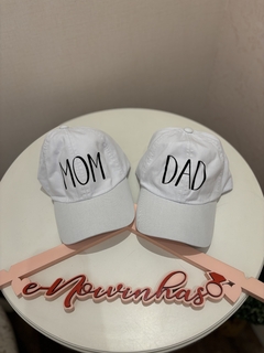 Bonés MOM e DAD na internet