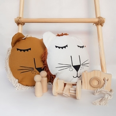 Almohadones león