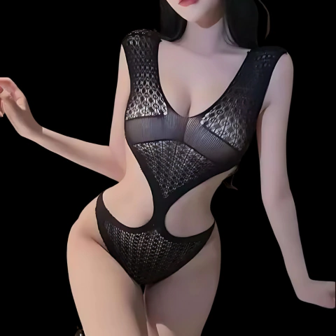 Body Preto com Recortes Laterais e Trama Estilizada Leve