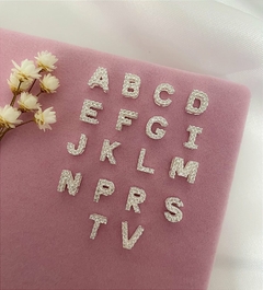 Pingente Letra Cravejada com Zircônias Inicial de Prata 925 - comprar online