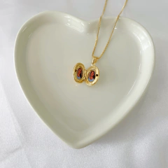 Colar Relicário Mini Oval Girassol Banhado a Ouro 18K - comprar online