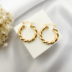 Brinco Argola Torcida Média Banhada a Ouro 18K - comprar online