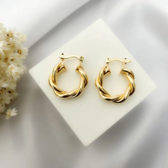 Brinco Argola Torcida Pequena Banhada a Ouro 18K - comprar online