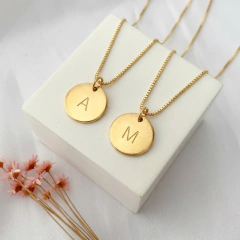 Kit Casal Colar Medalha Inicial Banhado a Ouro 18K na internet