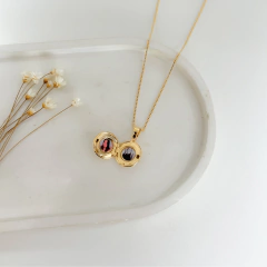 Colar Relicário Redondo Mini Detalhe Flor Banhado a Ouro 18K