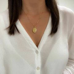 Colar Relicário Oval Médio Vazado Banhado a Ouro 18K na internet