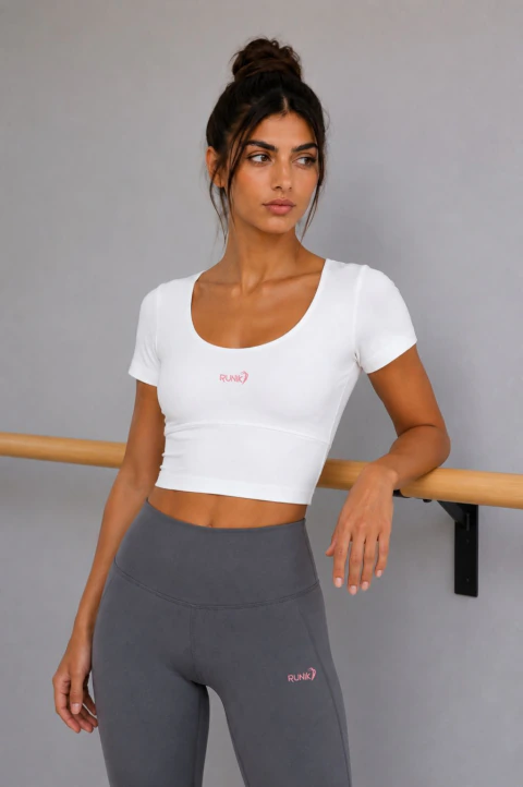 CROP TOP DEPORTIVO CON MANGA CORTA Y TAZAS INCORPORADAS - tienda online