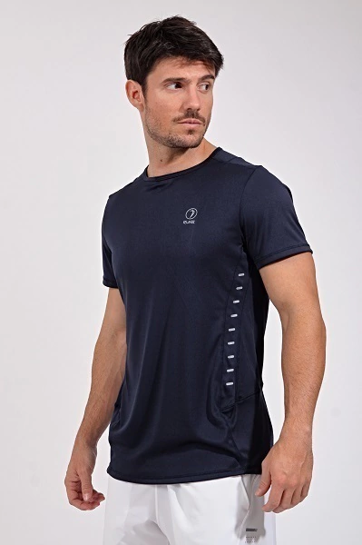 Hombre vistiendo remera manga corta deportiva negra con logo pequeño en el pecho y detalles laterales, combinada con short blanco