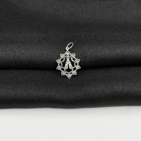 Pingente Nossa Senhora Bordadinho em Prata 925