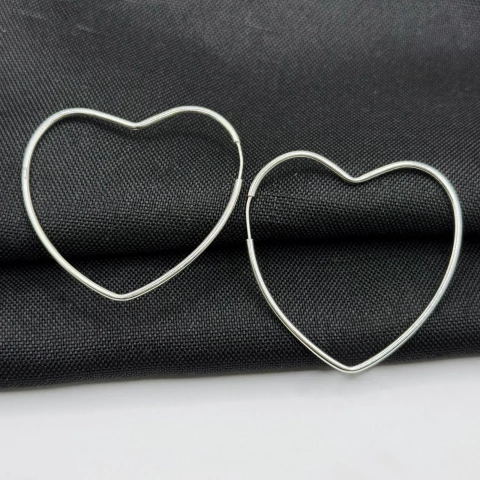 Brinco argola coração fio redondo G em prata 925