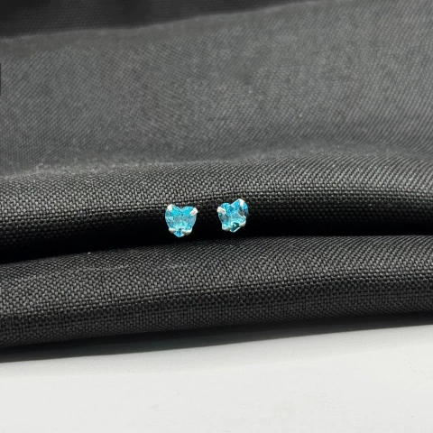 Brinco coração zircônia azul em prata 925