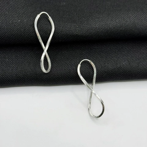 Brinco infinito em prata 925