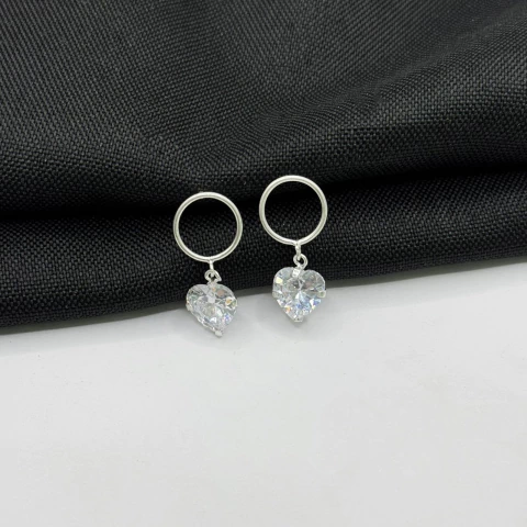 Brinco pendente círculo coração branco em prata 925