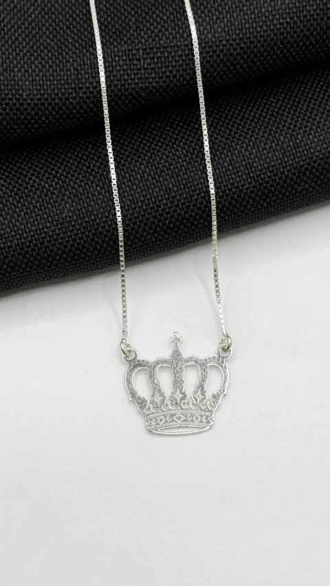 Colar coroa em prata 925