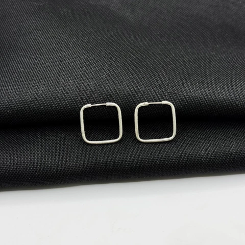 Brinco argola quadrada fio redondo M em prata 925