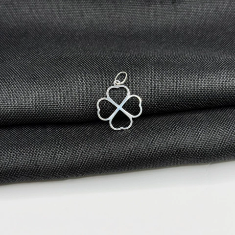 Pingente trevo vazado em prata 925