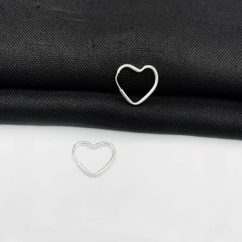 Brinco argola coração fio redondo P em prata 925