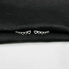 Brinco Ear Cuff Corações Vazado em Prata 925