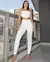CALÇA FEMININA SKINNY INTERMEDIÁRIA DE MATERIAL SINTÉTICO COM PALA CURVA