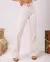 CALÇA JEANS FLARE FEMININA CINTURA MÉDIA COM CINTO OFF WHITE - comprar online