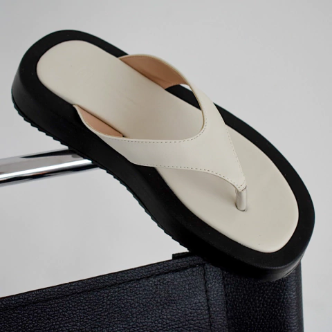 Chinelo Plataforma DuoColor Preto e Off White