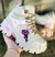 Bota Cat Spoiler Sintético Dama de color beige con detalles en rosa y un diseño moderno.