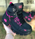 Bota Cat Spoiler Sintético Dama en color negro con detalles en rosa, mostrando un diseño moderno y robusto.