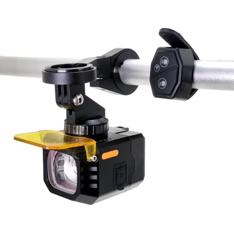 Farol Bike 50w com lente amarela e controle sem fio, encaixe para GoPro, montado em um guidão.