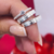 Aliança Roma + Solitário Bella (M1518) - Alianças de Namoro, Noivado, Casamento - Mamma Mia Joias