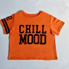REMERA CON ESTAMPA NARANJA ONA