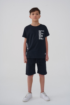 REMERA ESTAMPA DELANTERA Y LATERAL NEGRO - comprar online