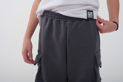 BERMUDA CARGO RUSTICO VALERIANO GRIS OSCURO - Gimos Tienda Mayorista