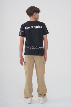 REMERA ESTAMPA DELANTERA Y ESPALDA NEGRO LOS ANGELES - Gimos Tienda Mayorista
