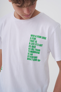 REMERA ESTAMPA DELANTERA Y LATERAL BLANCO - comprar online