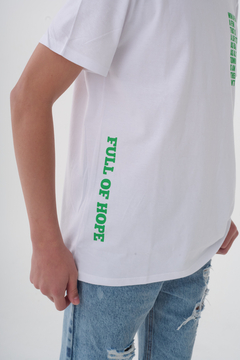 REMERA ESTAMPA DELANTERA Y LATERAL BLANCO en internet