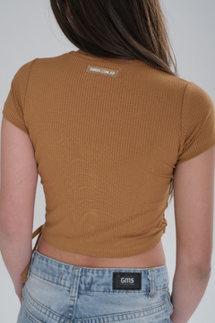 REMERA CON TIRAS CAMEL en internet