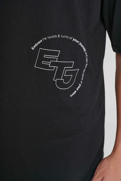 1155- REMERA OVERSIZE EMBRACE NEGRO - Gimos Tienda Mayorista