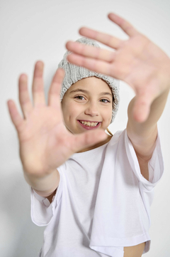 GORRO CON POMPOM GRIS - comprar online