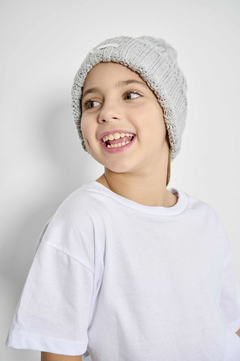 GORRO CON POMPOM GRIS en internet