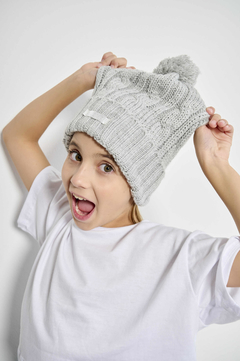 GORRO CON POMPOM GRIS