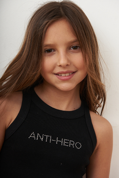 MUSCULOSA ANTI HERO CON TACHITAS NEGRA en internet