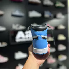 Imagem do Nike Air Jordan 1 Retro High OG 'UNC Toe'