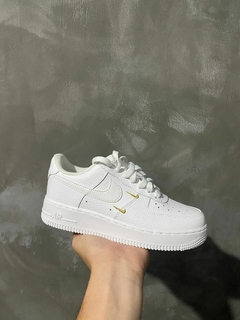 TÊNIS NIKE AIR FORCE 1 '07 ESSENTIAL ' WHITE METALLIC GOLD ' - A22 SNEAKERS  | Loja Online de Sneakers 