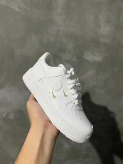 TÊNIS NIKE AIR FORCE 1 '07 ESSENTIAL ' WHITE METALLIC GOLD ' - loja online