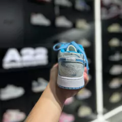 AIR JORDAN 1 LOW GS WASHED DENIM - A22 SNEAKERS  | Loja Online de Sneakers 